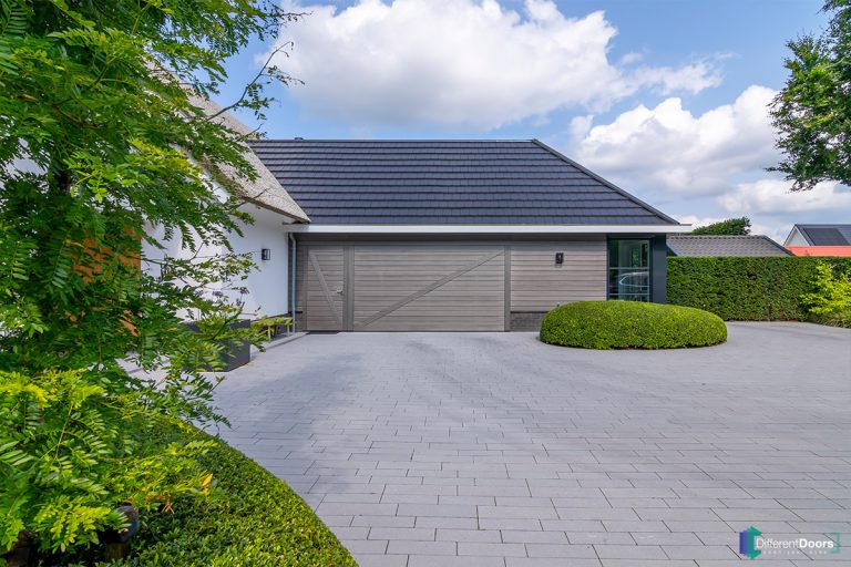 Houten garagedeur met loopdeur