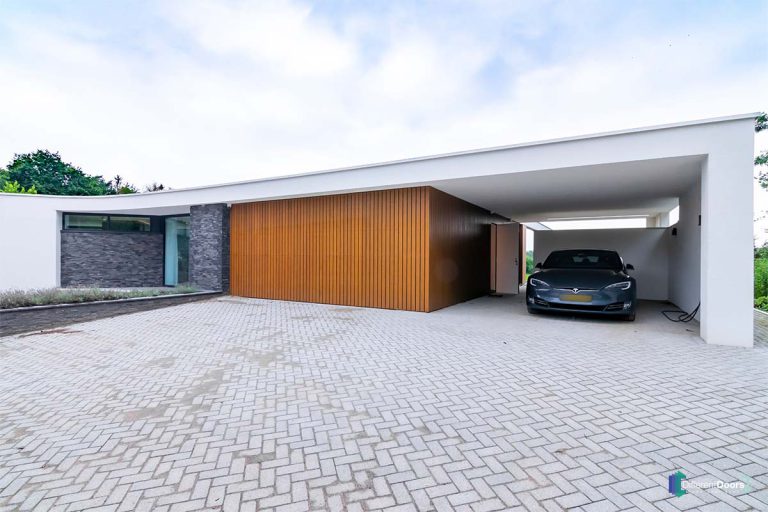 Houten garagedeur bijzondere bungalow