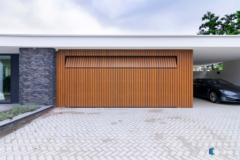 Houten garagedeur bijzondere bungalow