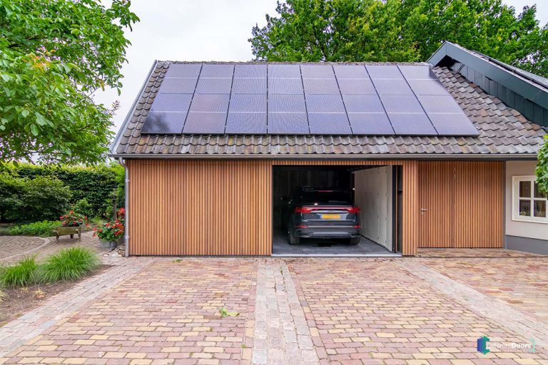 Elektrische houten garagedeur