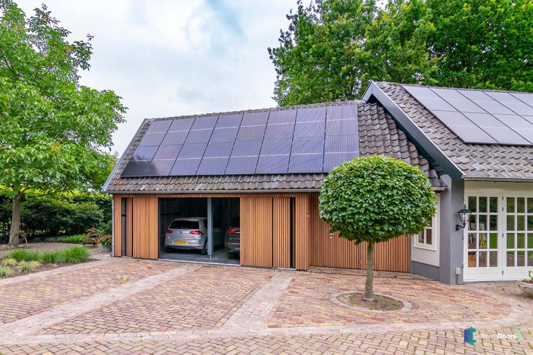 Elektrische houten garagedeur