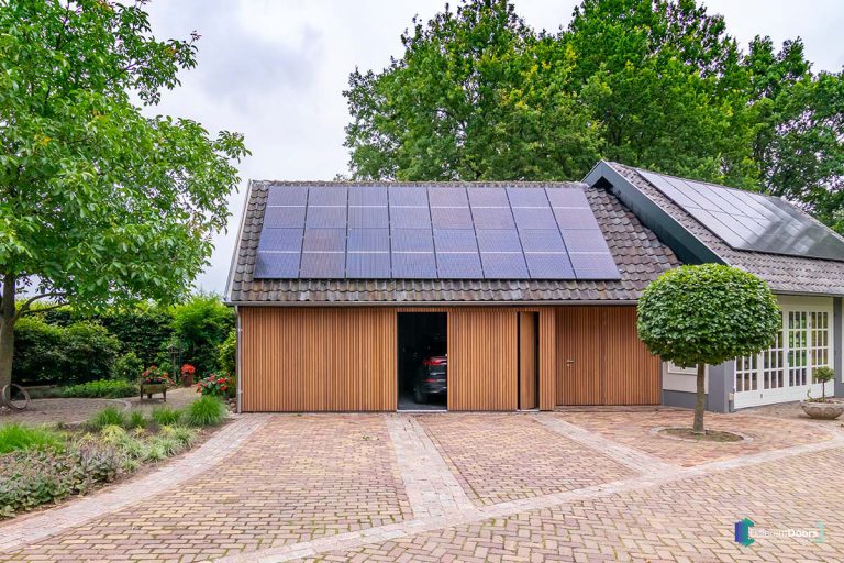 Elektrische houten garagedeur