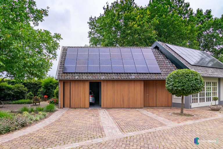 Elektrische houten garagedeur