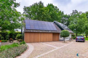 Elektrische houten garagedeur
