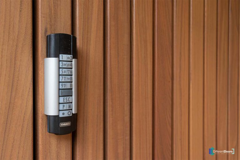 Houten garagedeur afrormosia