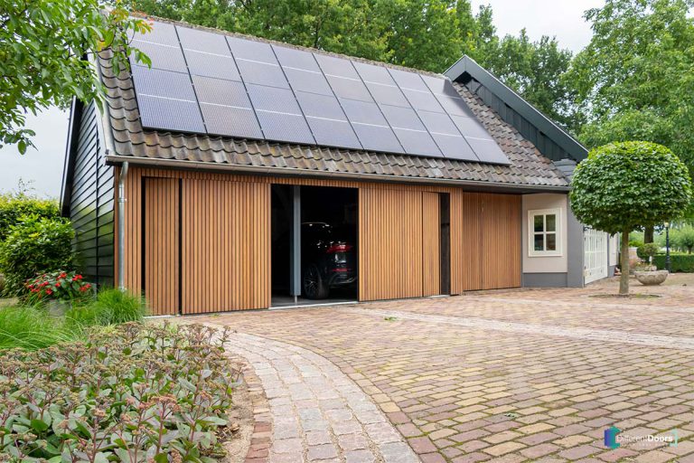 Houten garagedeur afrormosia