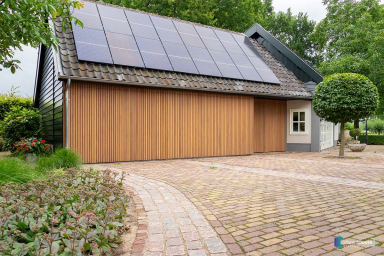 Houten garagedeur afrormosia