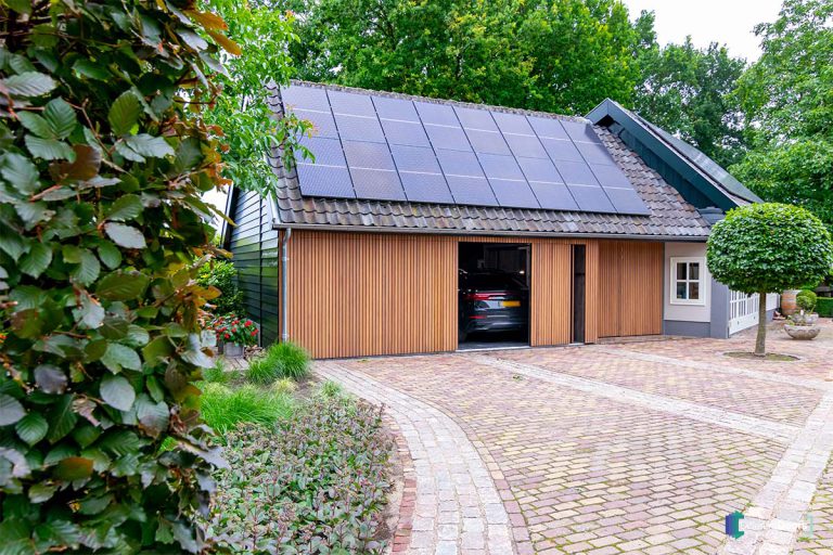 Houten garagedeur afrormosia