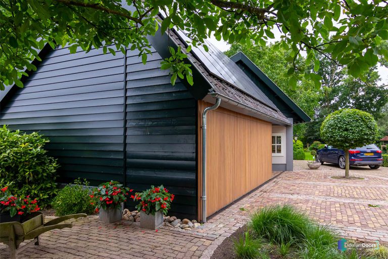 Zijwaartse houten garagedeur