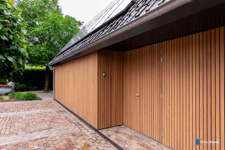 Zijwaartse houten garagedeur