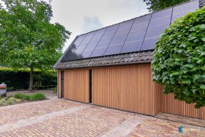 Zijwaartse houten garagedeur