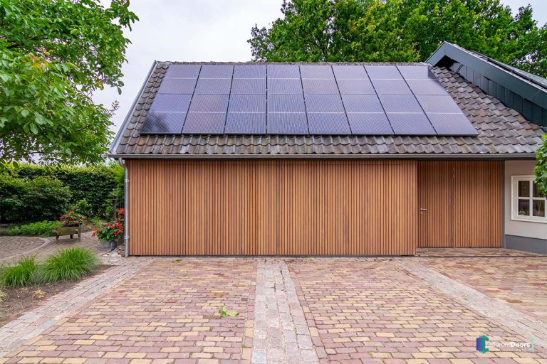 Zijwaartse houten garagedeur