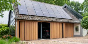 Houten zijwaartse garagedeur afrormosia