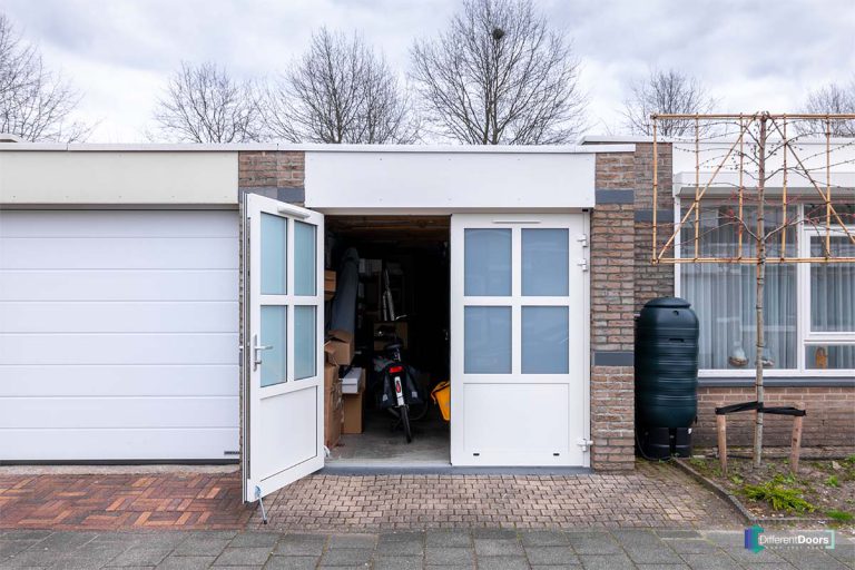 Openslaande garagedeur wit