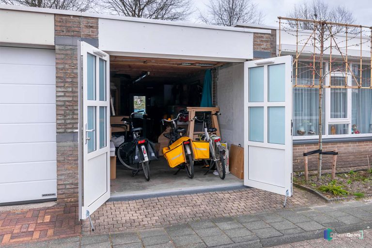 Openslaande garagedeur met glas