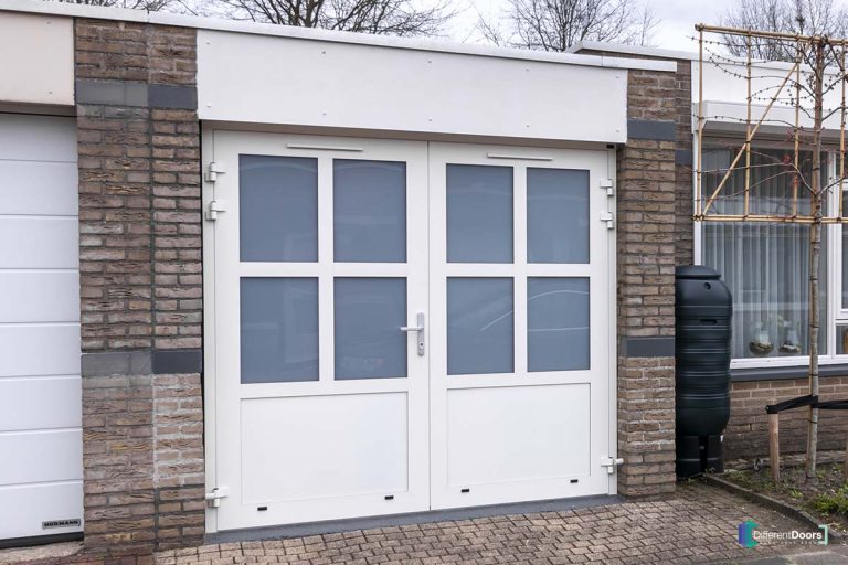 Openslaande garagedeur met glas