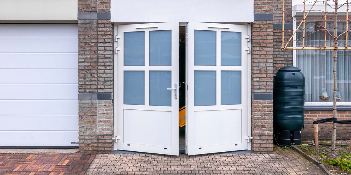 Witte openslaande garagedeur