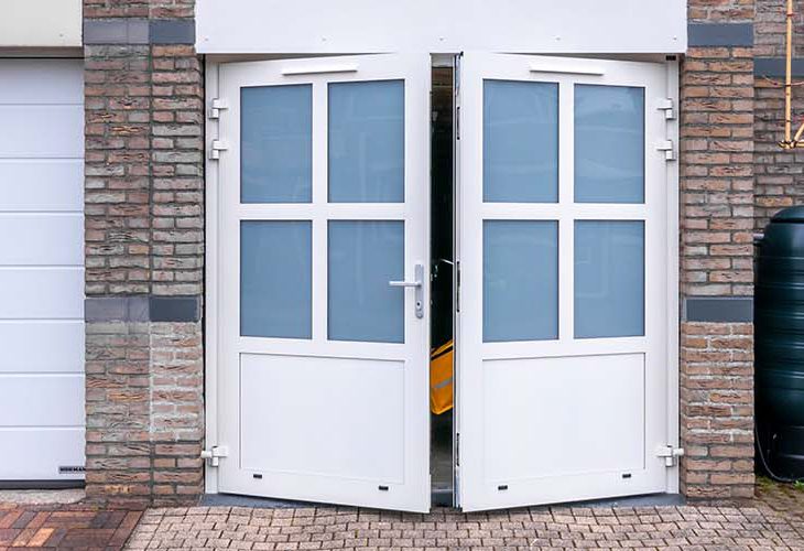 Witte openslaande garagedeur