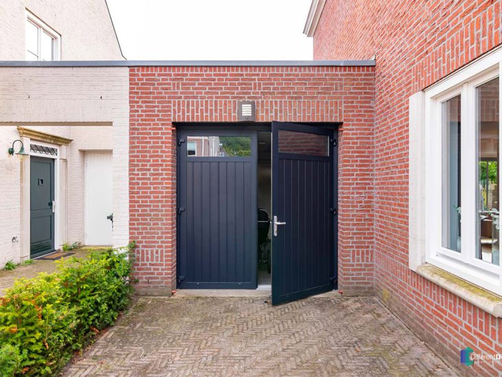 Onderhoudsarme garagedeur met glas