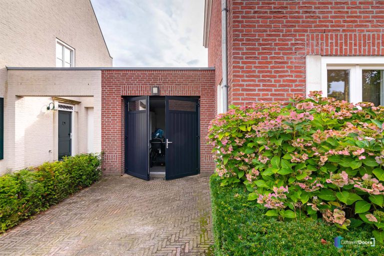Onderhoudsvrije openslaande garagedeur