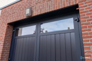 Onderhoudsvrije openslaande garagedeur