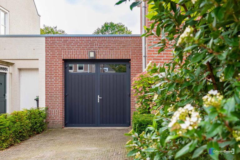 Openslaande garagedeur blauw