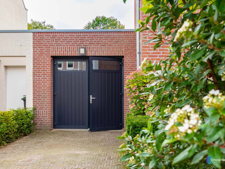 Openslaande garagedeur blauw