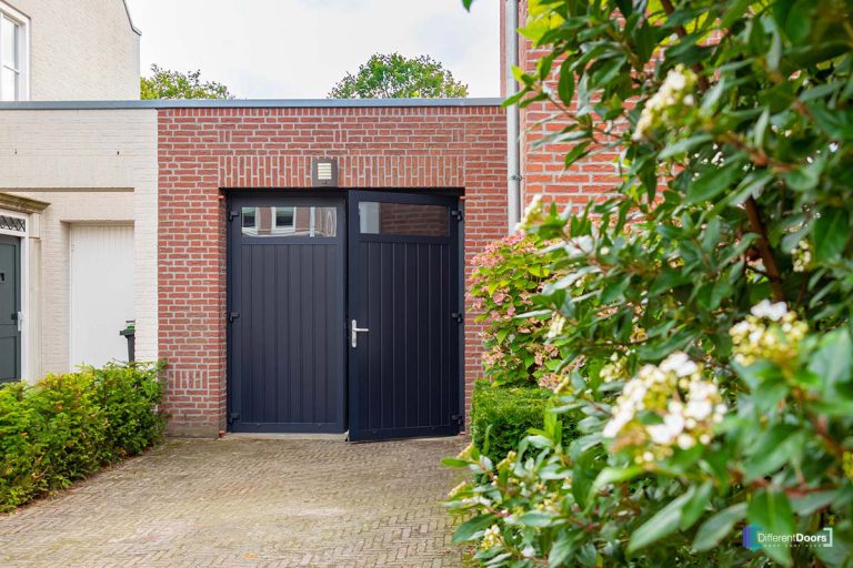 Openslaande garagedeur blauw