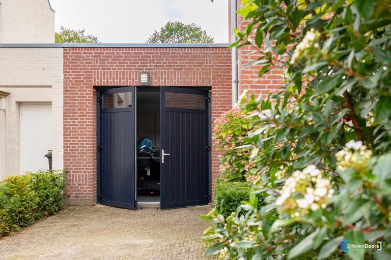 Openslaande garagedeur blauw