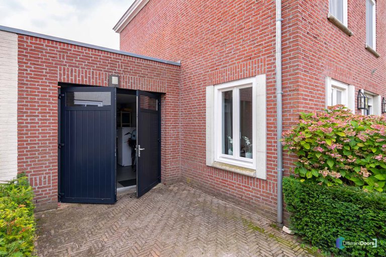 Openslaande garagedeur blauw