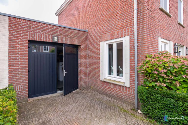 Openslaande garagedeur blauw