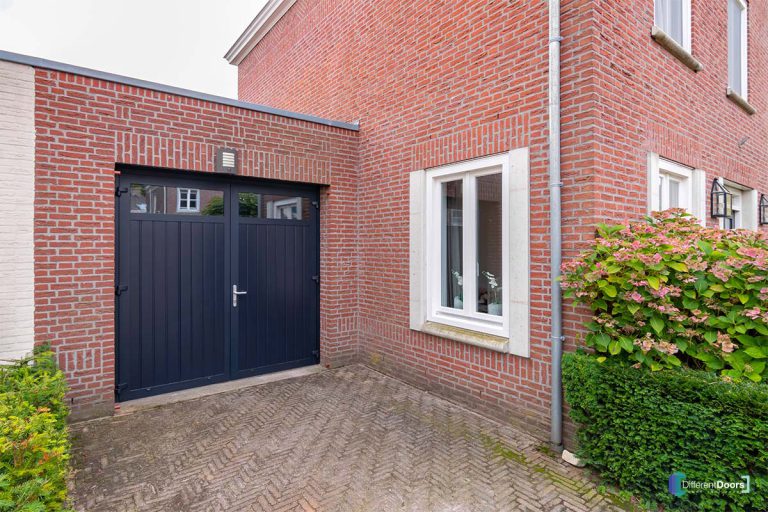 Openslaande garagedeur blauw
