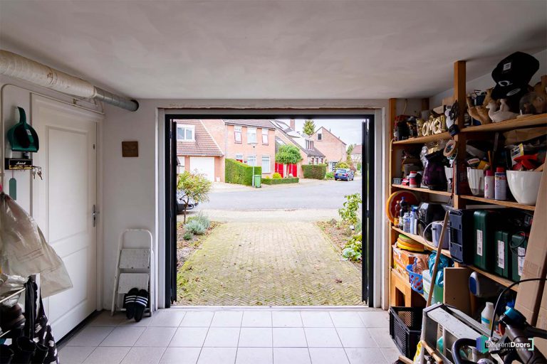 Openslaande garagedeur onderhoudsarm