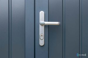 Veilige openslaande garagedeur