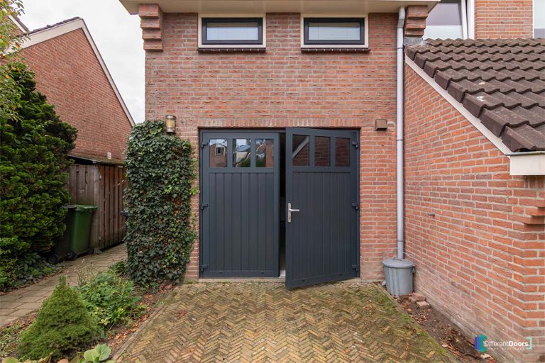 bijzondere garagedeur met glas
