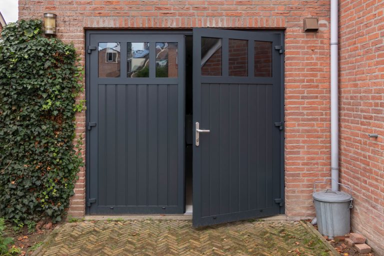 Onderhoudsvrije openslaande garagedeur