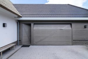Sectionaal garagedeur met loopdeur