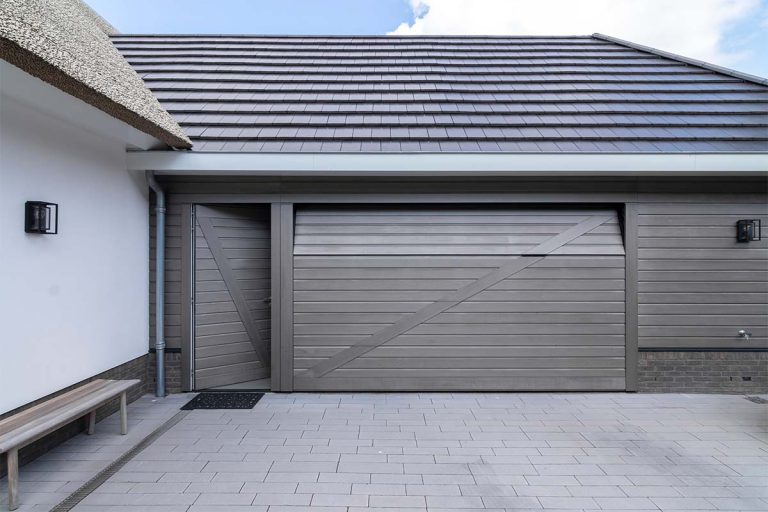 Sectionaal garagedeur met loopdeur