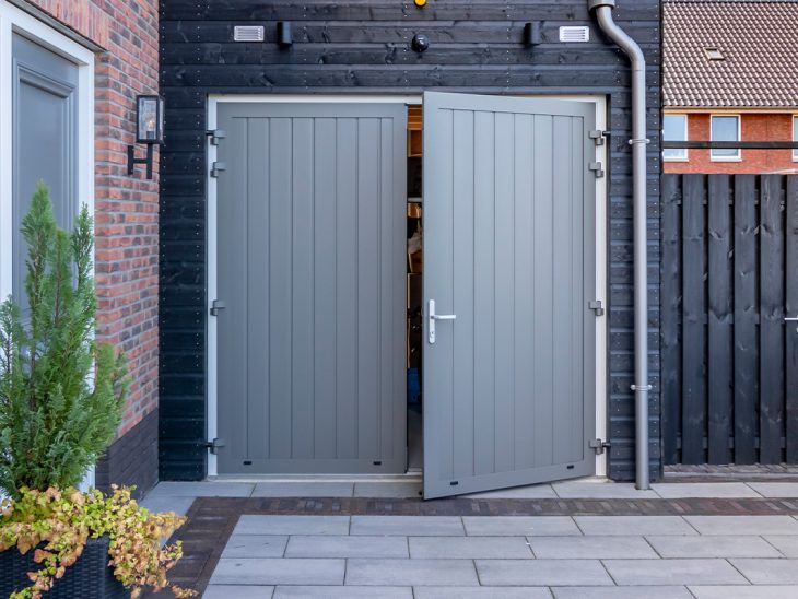 Onderhoudsvrije openslaande garagedeur