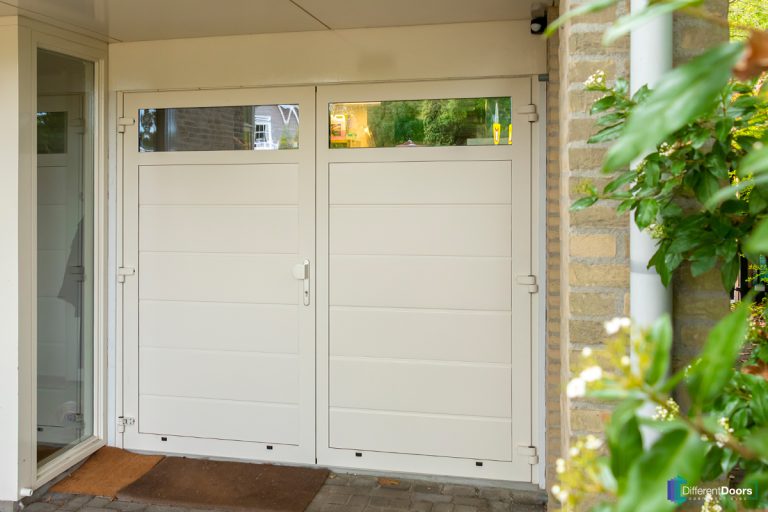 Openslaande garagedeur met glas