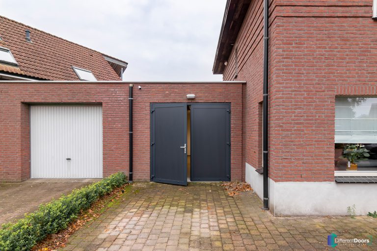 Openslaande garagedeur zwartgrijs