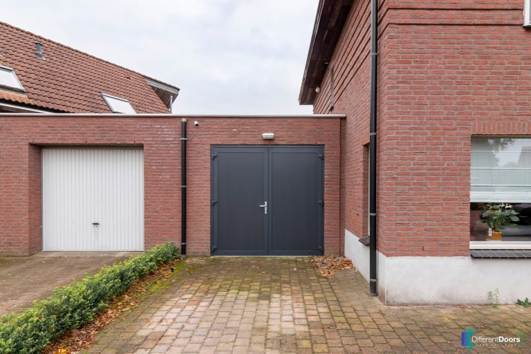 Openslaande garagedeur zwartgrijs