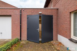 Openslaande garagedeur zwartgrijs