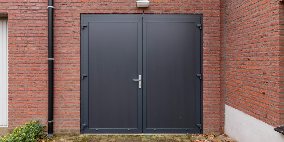 Openslaande garagedeur zwartgrijs