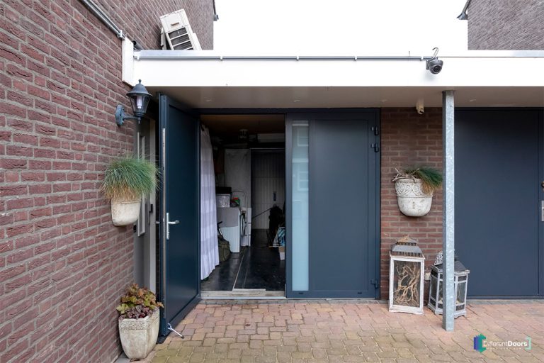 Openslaande garagedeur met glas