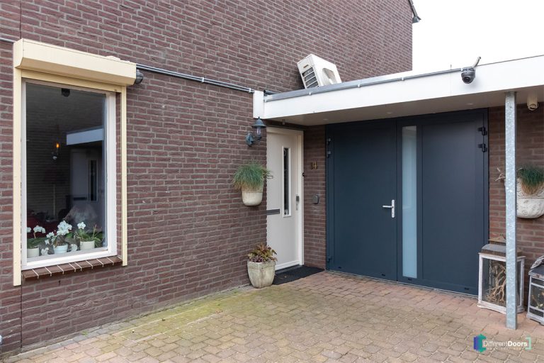 Openslaande garagedeur met glas