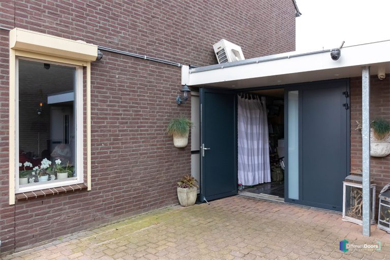 Openslaande garagedeur met glas