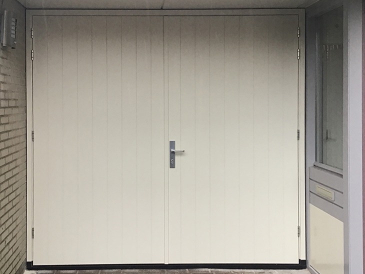 Witte houten garagedeur