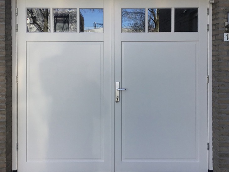 Witte garagedeur met glas