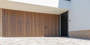 Garagedeur van afrormosia hout